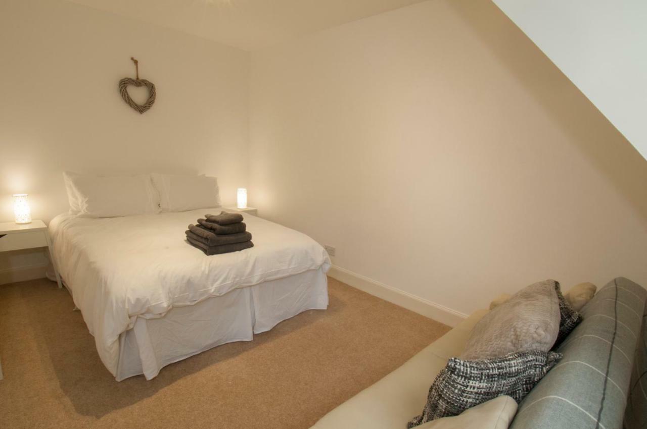 Viewfield Gardens West End 4 Bedroom House *